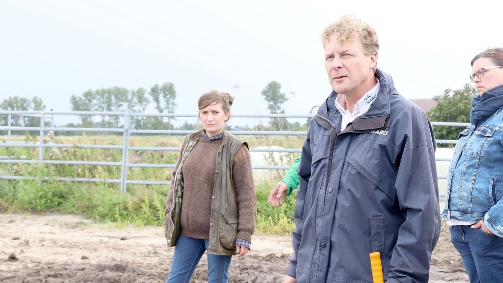 Tierbetreuerin Brigitte Heller und Dr. Holger Buschmann am Rande des Versorgungsplatzes. Fotos: Karin Böhmer
