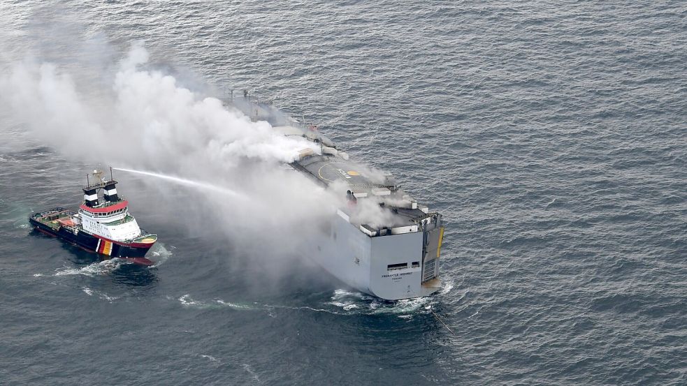 Der brennende Autofrachter „Fremantle Highway“ und der deutsche Notschlepper „Nordic“ vor der niederländischen Insel Ameland. Foto: Coast Guard Netherlands