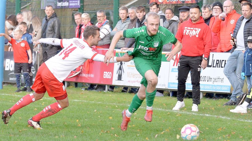 Am kommenden Sonnabend stehen sich die Spieler von Großefehn und Wallinghausen (grüne Trikots) im Finale um den Ostfriesland Cup gegenüber. SVW-Spieler Bent Bogena (rechts) hat auch schon für den SVG gespielt. Beide Mannschaften gehörten in der vergangenen Saison zu den Spitzenteams der Liga und rangierten auf den Plätzen zwei (SVG) und drei (SVW) hinter Meister und Landesliga-Aufsteiger TuS Esens. Foto: Bernd Wolfenberg