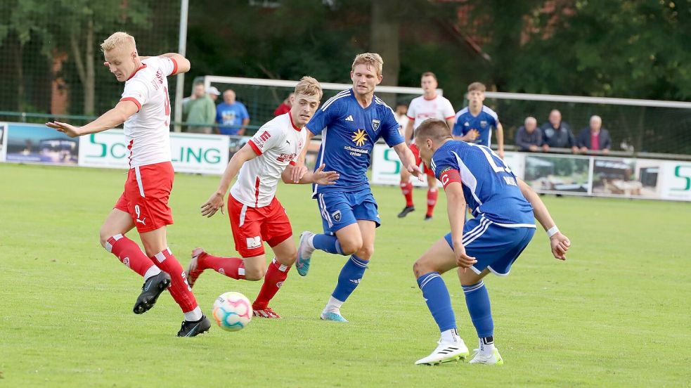 Nach zögerlichem Beginn legten die Bezirksligafußballer des SV Großefehn (rot-weiße Trikots) ihren Respekt gegen die Spieler des Oberligisten von Kickers Emden ab. Foto: Wilfried Gronewold