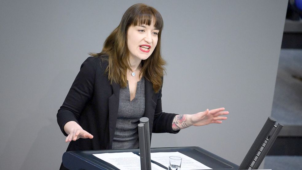 Heidi Reichinnek (Die Linke) bei einer Plenarsitzung im Deutschen Bundestag. Die Abgeordnete besuchte in dieser Woche den Wahlkreis Aurich-Emden und zeigte sich ebenfalls sehr befremdet über die Aussagen von Friedrich Merz. Foto: DPA