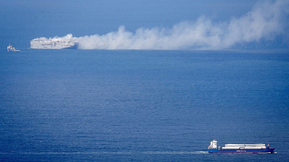 Brennt seit Mittwochnacht auf der Nordsee: Die „Fremantle Highway“ hat mehrere tausend Tonnen Schweröl gebunkert. Foto: Imago Images/ANP/Jan Spoelstra