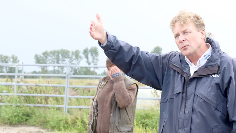 Nabu-Landeschef Dr. Holger Buschmann äußerte sich am Mittwoch zu den Vorkommnissen auf dem Beweidungsprojekt Thedingaer Vorwerk. Fotos: Karin Böhmer
