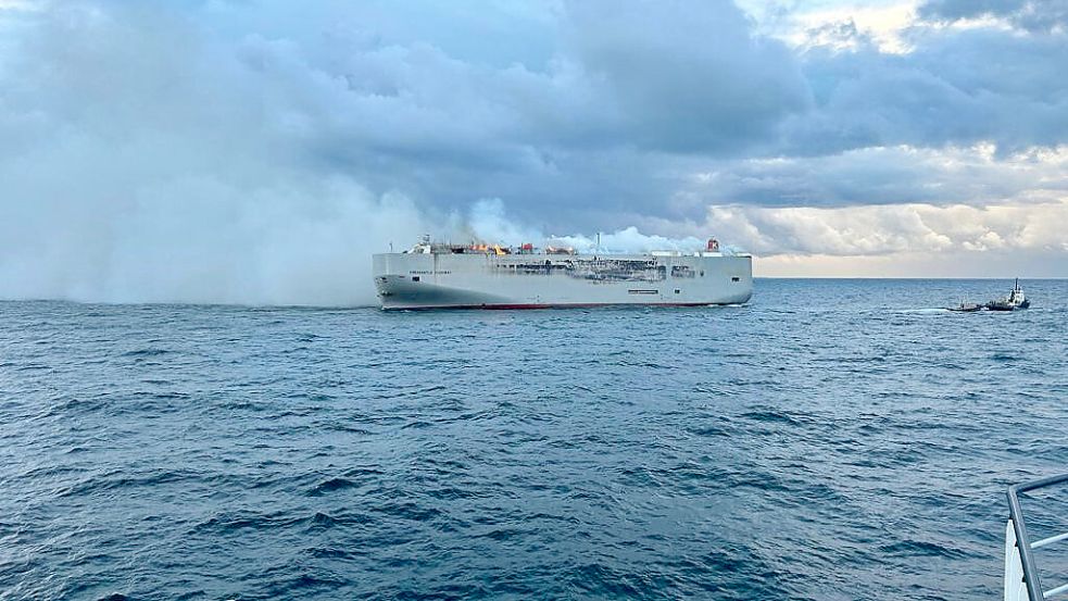 Brennt seit Mittwochnacht vor Ameland in der Nordsee: Die „Fremantle Highway“. Foto: Coast Guard Netherlands