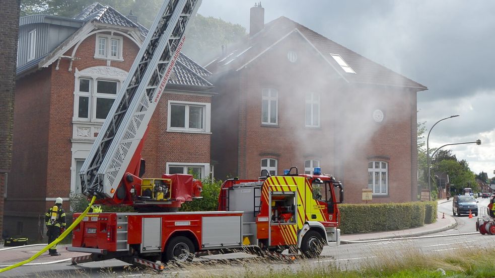 Die Feuerwehr rückte auch mit der Drehleiter aus. Foto: Neelke Harms