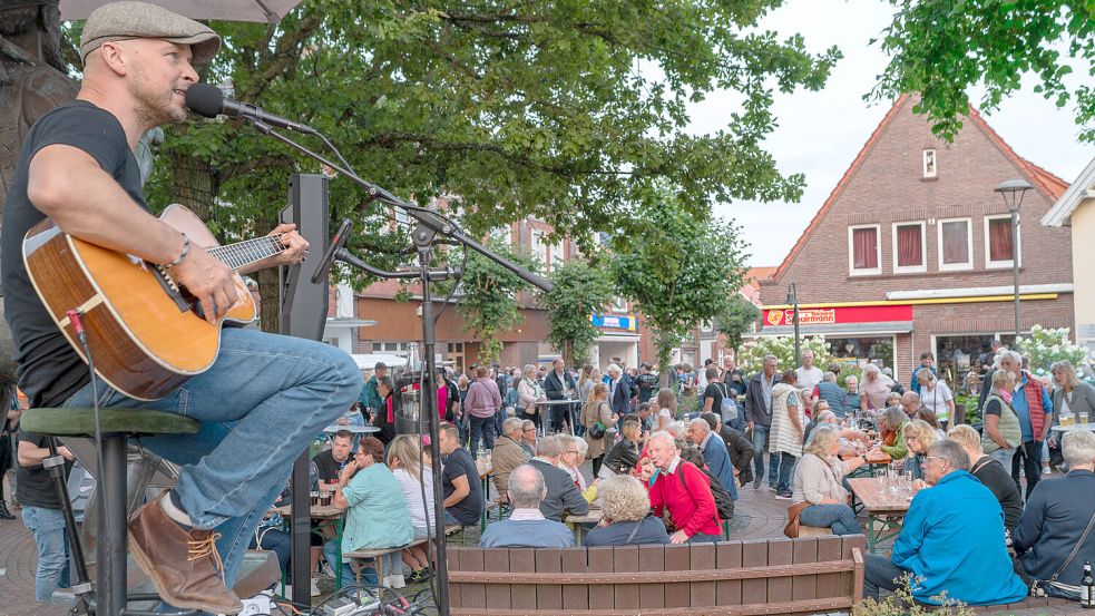 Am Marktplatz unterhielt Oliver Jüchems die Besucher. Für den gebürtigen Brookmerlander war es ein Heimspiel. Foto: Folkert Bents
