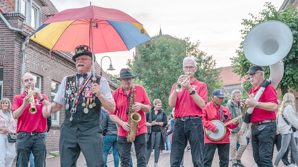 Die „Mill Rose Jazzband“ aus Winschoten zog musizierend durch den Ortskern und unterhielt mit Dixieland-Klängen. Foto: Folkert Bents