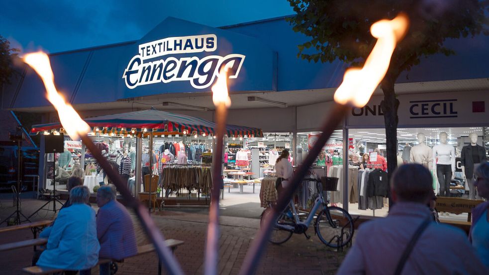 Shoppen bei Fackelschein. Viele Besucher von „Marienhafe bei Nacht“ nutzten die Gelegenheit des Späteinkaufs. Foto: Folkert Bents