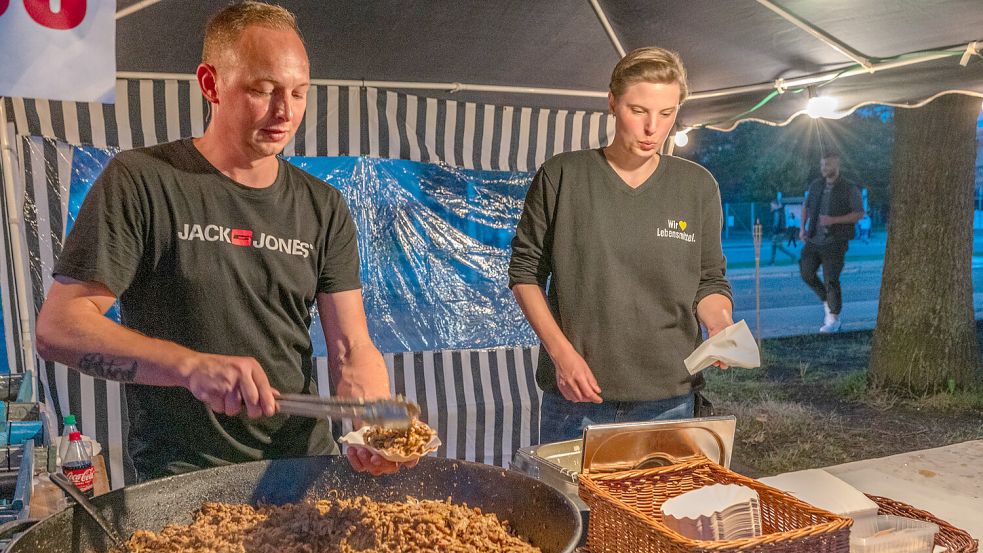An vielen Stellen wurden Speisen und Getränke angeboten. Foto: Folkert Bents