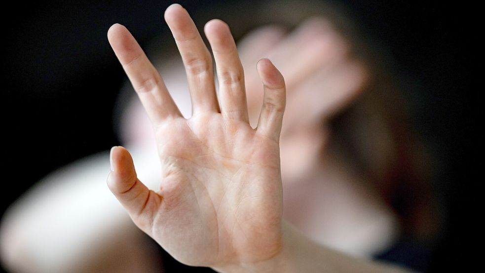 Eine Frau hält auf diesem zum Thema Partnerschaftsgewalt gestellten Foto ihre Hände vor das Gesicht. Foto: DPA