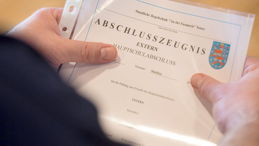 Vier Mal haben in den vergangenen Jahren mehr als 5 Prozent der Hauptschüler im Kreis Aurich ohne Abschluss die Schule verlassen. Das hier abgebildete Zeugnis wurde allerdings in Thüringen erworben – und zwar in einer Haftanstalt. Foto: Michael Reichel/DPA