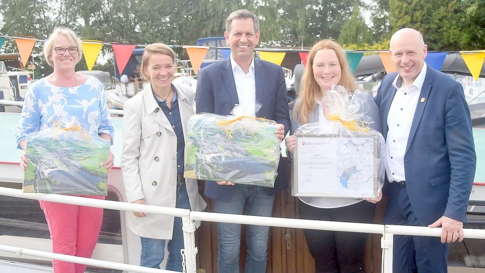 Heike Kulessa, Amt für regionale Landesentwicklung Oldenburg (von links), Landtagsabgeordnete Saskia Buschmann, Minister Olaf Lies (SPD), Kerstin Fleßner, Leiterin der Großefehn Tourismus GmbH und Erwin Adams, Bürgermeister der Gemeinde Großefehn auf dem Fahrgastschiff „MS Gretje“. Foto: Gerd-Arnold Ubben