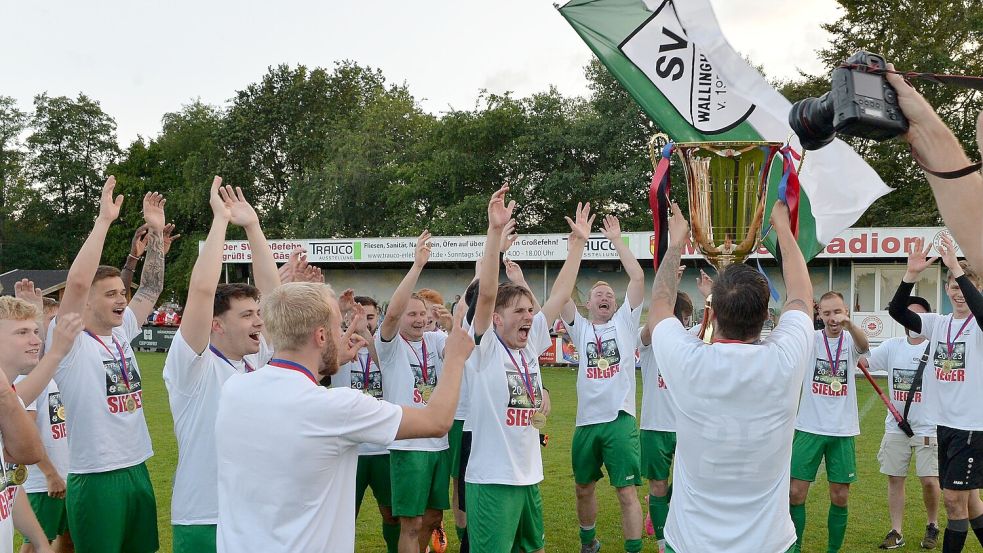 Ausgelassen jubelten die Wallinghausener über den Cup-Gewinn. Den Siegerpokal stemmte Siegtorschütze Lukas Günsel. Fotos: Bernd Wolfenberg