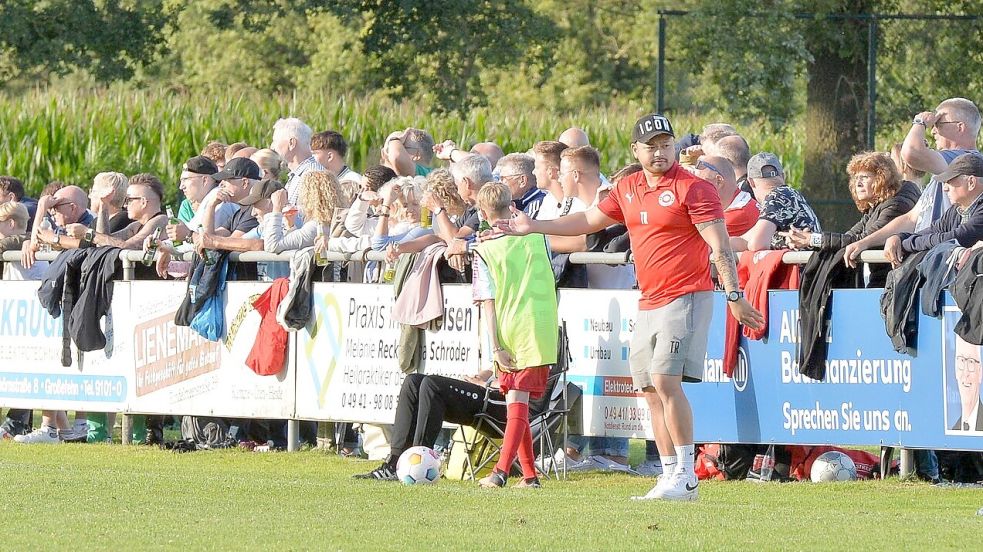 Vor beeindruckender Kulisse konnte Großefehns Trainer Bi Le Tran (rechts)mit der Leistung seiner Mannschaft in der ersten Halbzeit gut leben.