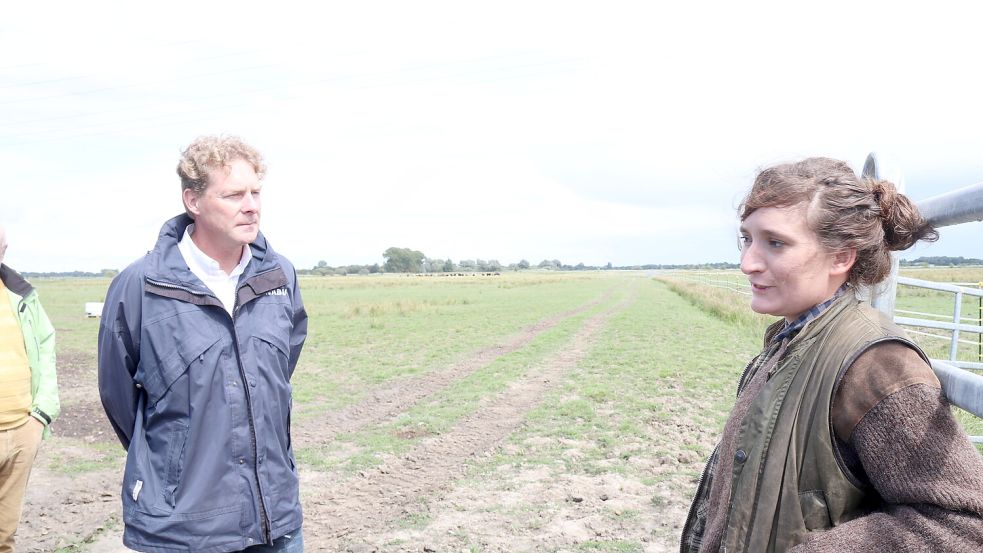 Nabu-Landesvorsitzender Dr. Holger Buschmann und Herdenbetreuerin Brigitte Heller zeigten am Mittwoch die Weiden in Thedingaer Vorwerk. Foto: Karin Böhmer