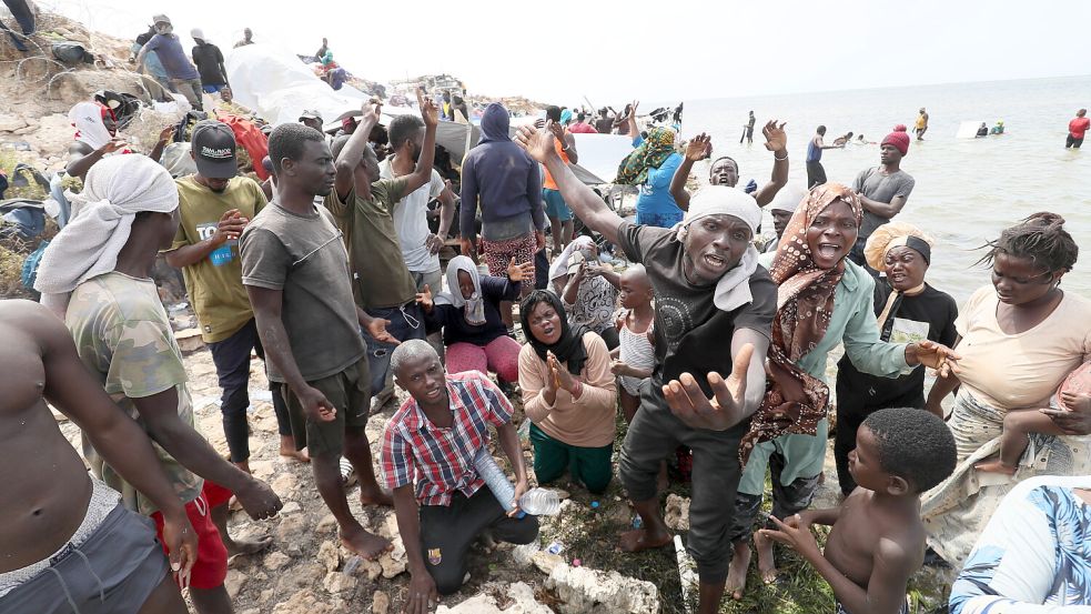 An der libysch-tunesisch Grenze bahnt sich eine humanitäre Katastrophe an. Tunesische Behörden haben dort zahllose Flüchtlinge zusammengepfercht. Foto: imago images/Xinhua