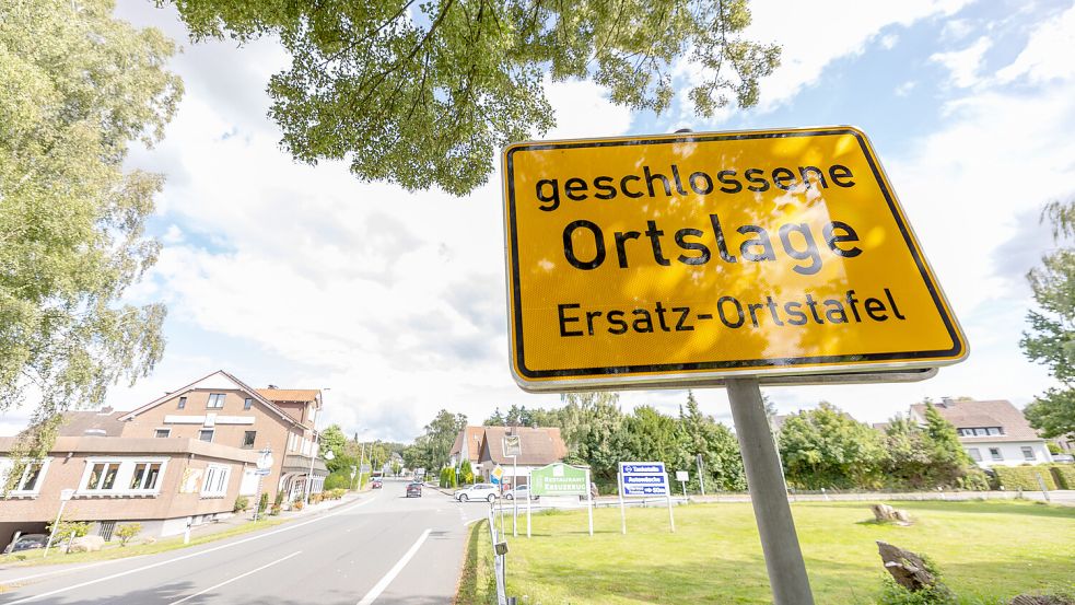 So sieht es aktuell in Bielefeld-Großdornberg aus: Ein Ersatzschild soll die Stadtgrenze aufzeigen. Foto: Oliver Krato