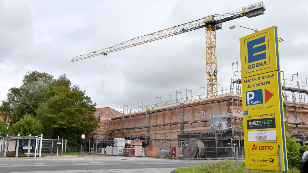 Diesen Baukran auf der E-Center-Baustelle Marienhafe erklommen in der Nacht zu Sonnabend zwei betrunkene Männer. Foto: Thomas Dirks