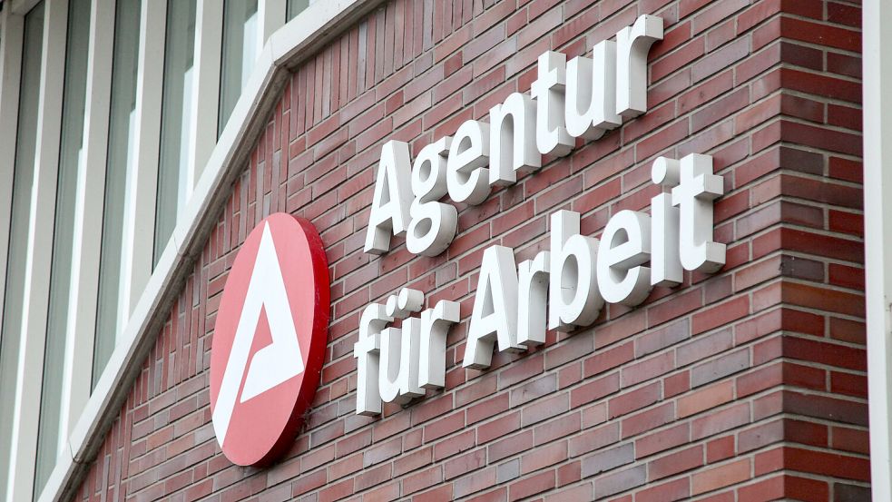 Schriftzug am Gebäude der Agentur für Arbeit in Aurich. Foto: Romuald Banik