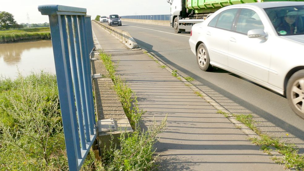 Der starke Verkehr, vor allem schwere Fahrzeuge, machen der Leda-Brücke in Leer zunehmend zu schaffen. Denn der Altbau ist seit vielen Jahren marode. Foto: Elke Wieking