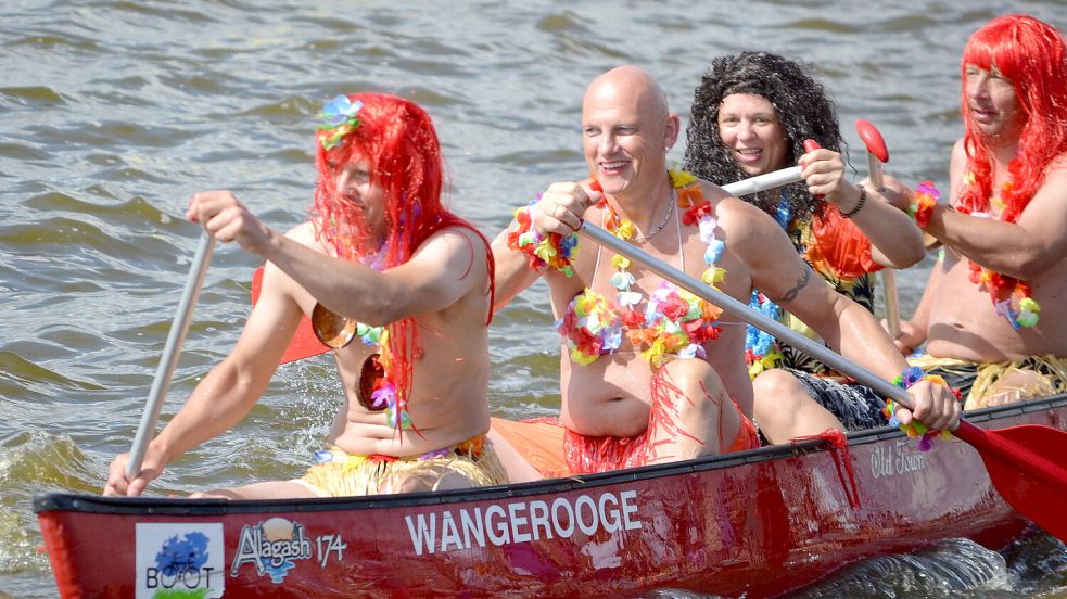 Ein feuchtfröhliches Vergnügen war das Sommerfest wegen der Regatta auch vor einigen Jahren schon. Doch diesmal würde es auch noch von oben nass werden. Foto: Joachim Mittelstaedt