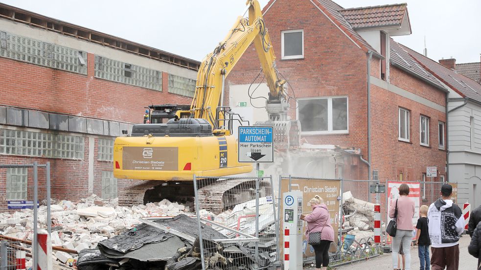 Direkt hinter dem Parkscheinautomat fallen die Wände der ehemaligen Kunstschule an der Osterstraße. Foto: Romuald Banik