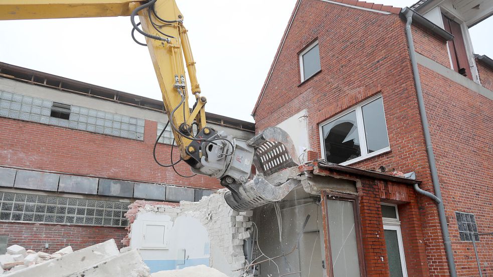 Der Abriss der ehemaligen Kunstschule geht trotz der Nähe zu den Nachbargebäuden zügig voran. Foto: Romuald Banik