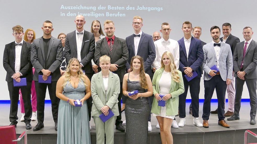 13 Absolventinnen und Absolventen wurden als Prüfungsbeste ausgezeichnet. Foto: Volkswagen