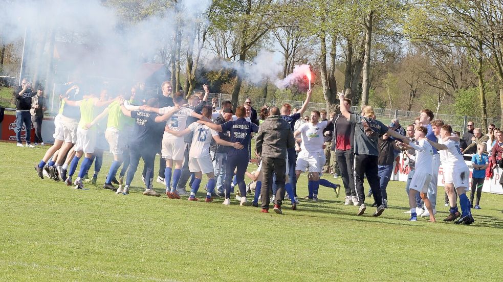 Ende April feierte der TSV Riepe im Gemeindederby einen wichtigen 3:2-Erfolg beim Mitkonkurrenten um den Aufstieg Eintracht Ihlow. Die Meisterschaft und damit das Ticket für die Ostfrieslandliga machten die Blau-weißen am letzten Spieltag mit einem deutlichen Erfolg in Warsingsfehn klar. Foto: Wilfried Gronewold