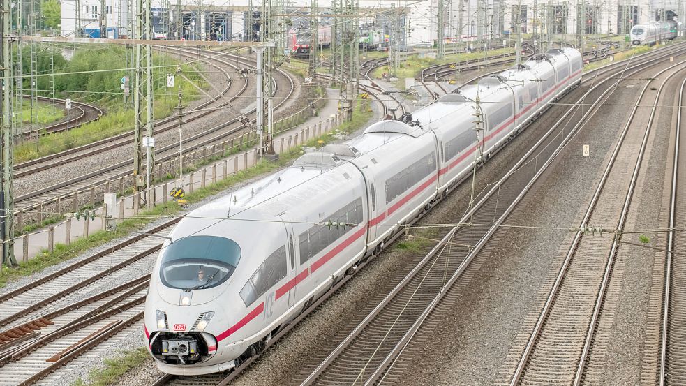 Immer mehr Menschen fordern den Bahnstrecken-Ausbau Foto: IMAGO IMAGES / Wolfgang Maria Weber