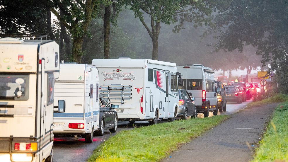 Metal-Fans stehen auf dem Weg zum Festival in Wacken im Stau und können nicht rein. Sie bekommen den Kaufpreis erstattet. Foto: dpa