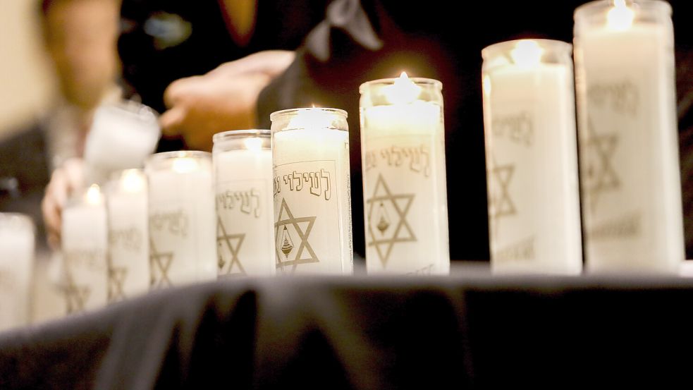 Kurz nach dem Attentat in Pittsburgh wurden bei einer Mahnwache in der Tree-of-Life-Synagoge elf Kerzen, die die Anzahl der Opfer symbolisieren, entzündet. Foto: dpa/Bronte Wittpenn/Times