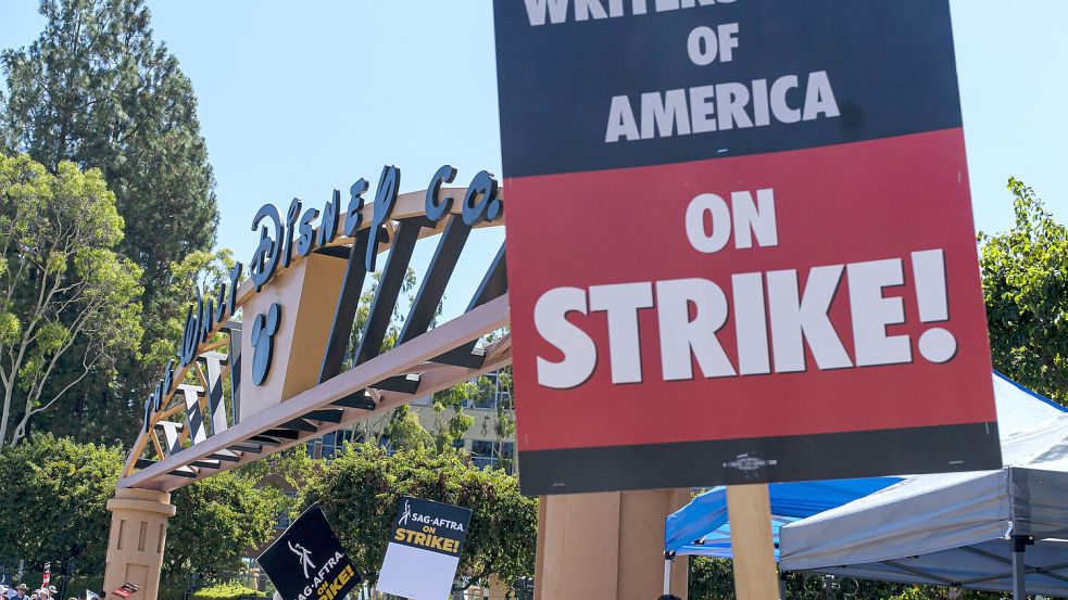 Ein Protestschild „Writers Guild of America“ in Hollywood. Foto: imago images/Achille Abboud