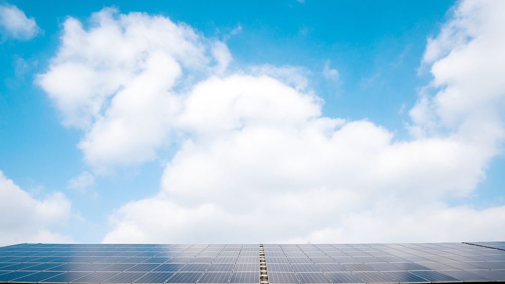 Photovoltaik auf dem Dach: Bis 2035 sollen in Niedersachsen PV-Anlagen mit einer Leistung von 65 Giga-Watt installiert sein. Foto: dpa/Julian Stratenschulte