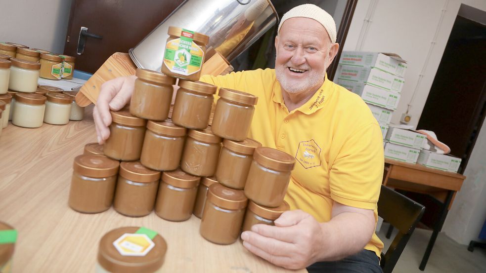 Der Auricher Imker ist stolz auf seinen Honig. Foto: Romuald Banik