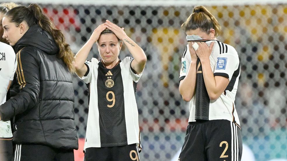 Svenja Huth (links) und Chantal Hagel sind fassungslos nach dem 1:1-Unentschieden, mit dem Deutschland aus der Frauen-Weltmeisterschaft ausscheidet.Foto: DPA