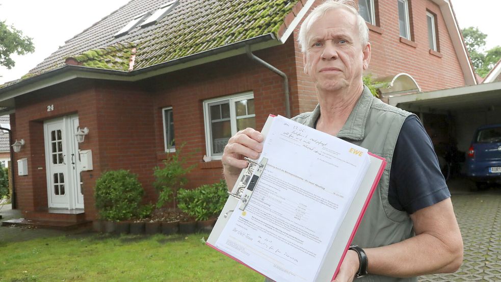 Der Auricher Eilhard Erdwien ärgert sich über die EWE. Eine Abrechnung für die Gasanlage in seinem Haus habe er noch immer nicht. Auch ein Erklärungsschreiben blieb bisher aus. Foto: Romuald Banik
