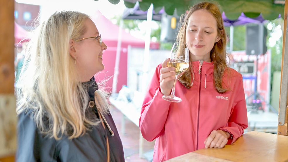 Wiebke und Jessica aus Südbrookmerland probieren Wein. Foto: Folkert Bents