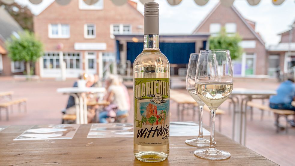 Besondere Abfüllung: Der „Marienhafer Wittwien“. Foto: Folkert Bents