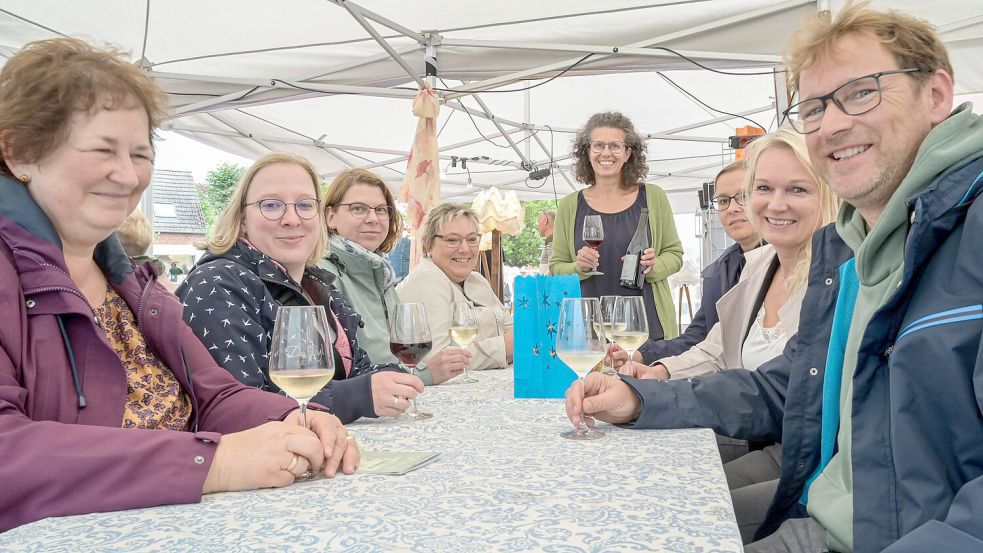 Mitarbeiterinnen der Sonnen-Apotheke und deren Chef Michael Dirksen-Müller (rechts) genießen einen kühlen Weißwein. Foto: Folkert Bents