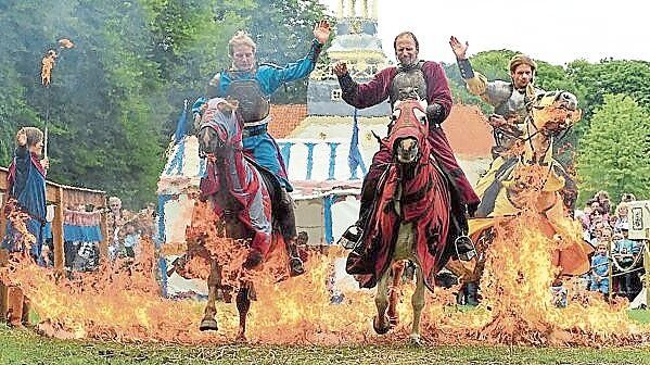 Ritter reiten durch ein Feuer. Foto: privat
