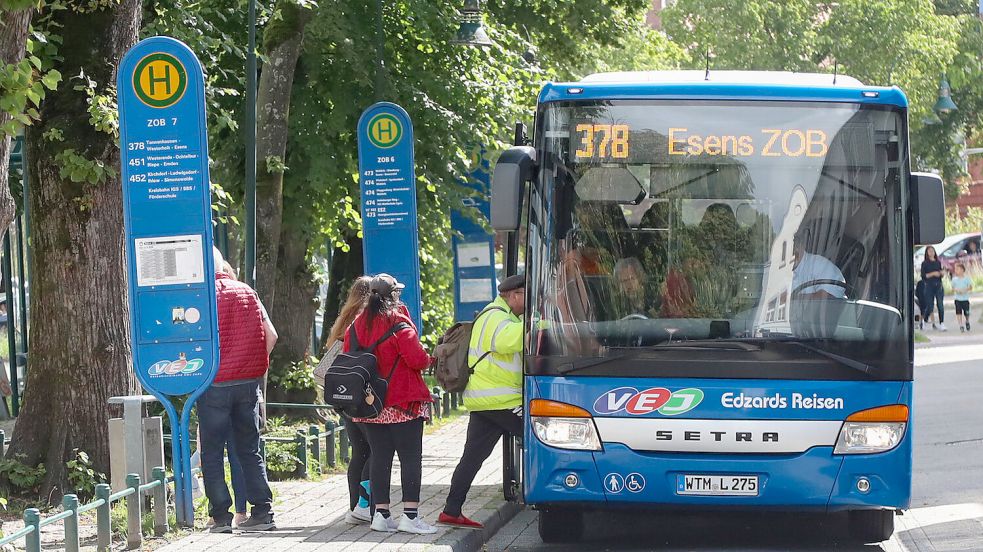 Die Busse des Verkehrsverbunds Ems-Jade fahren regelmäßig vom Zob in Aurich ab. Foto: Romuald Banik