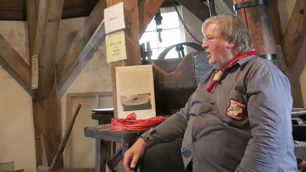 Karl Constant – hier auf dem Mehlboden – ist seit 2021 Vorsitzender des Mühlenvereins und seit dem recht verheerenden Mühlen-TÜV erfolgreich auf Fördergeld-Suche. Nun muss aber noch der Eigenanteil aufgebracht werden. Foto: Karin Böhmer