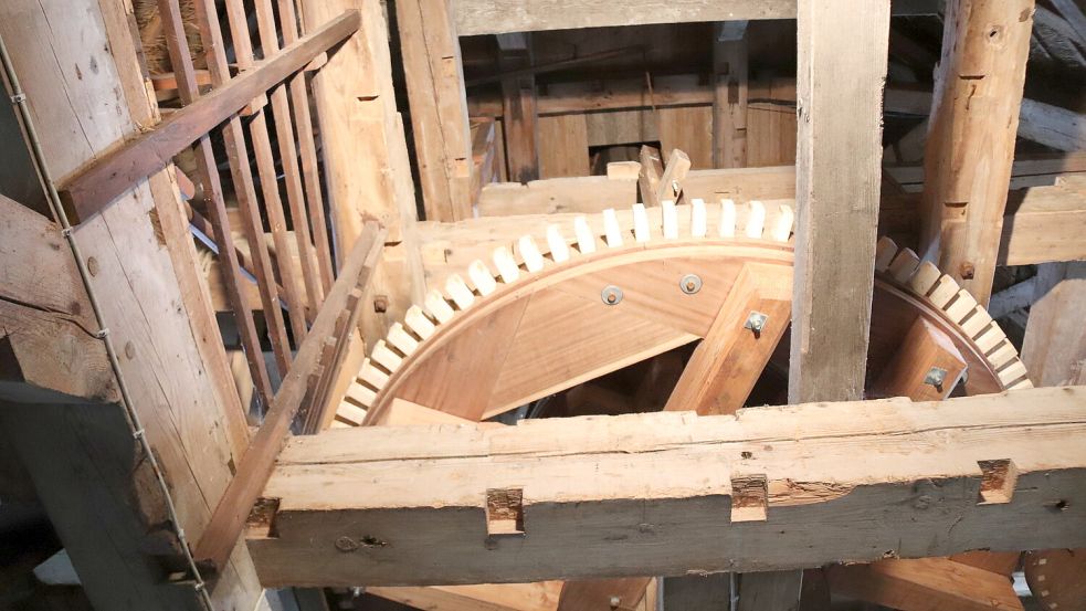 Hoch oben in der Mühle wird die Kraft von den Flügeln über Zahnräder auf die Königswelle übertragen. Fotos: Karin Böhmer