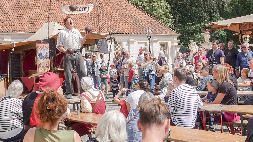 Kraftjongleur „Bagatelli“ zeigte beim Ritterfest in Dornum sein Können. Foto: Helmut Vortanz