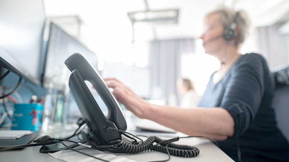 Eine Frau telefoniert in einer Zentrale des Bereitschaftsdiensts für die Arzthotline 116117. Dies könnte ein Modell für die Vergabe von Facharztterminen sein. Foto: DPA