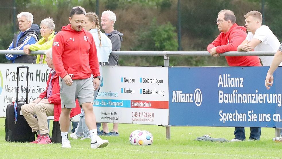 SVG-Trainer Bi Le Tran war enttäuscht vom Auftritt seiner Mannschaft. Seine Elf habe in allen Belangen zu wenig geliefert und verdient gegen Borssum verloren, lautete sein Fazit. Fotos: Wilfried Gronewold