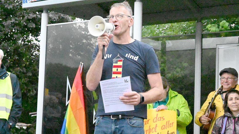 Jochen Risto als Sprecher der Initiative Partnerschaft für Demokratie begrüßte die Teilnehmer der Mahnwache an einer Bushaltestelle in Canum. Foto: Kim Hüsing
