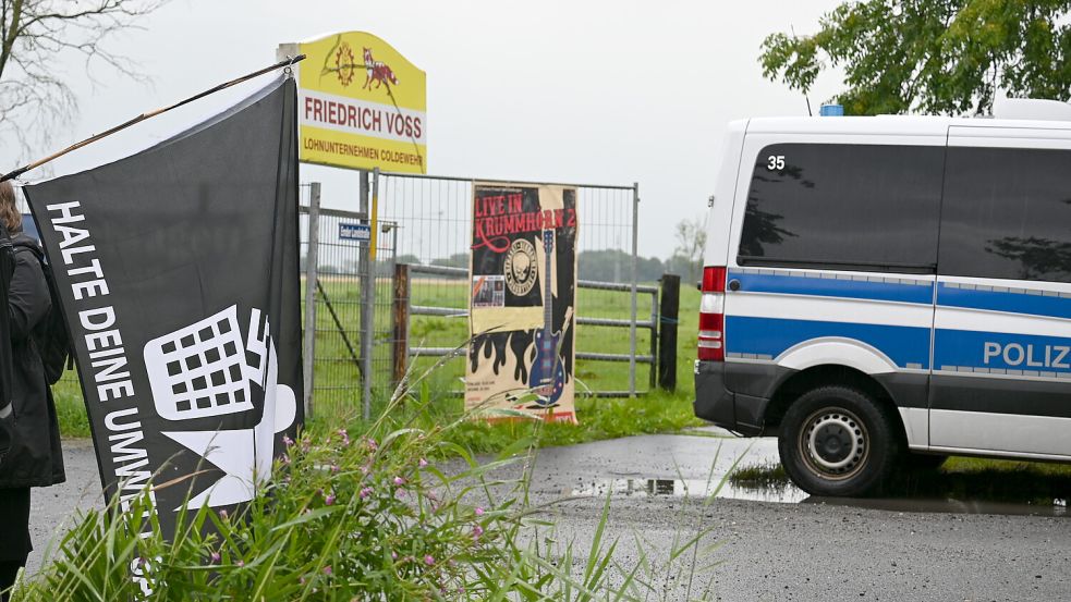 Einige Demonstranten zeigten vor dem Veranstaltungsgelände des Unternehmens Voß, was sie von der rechtsextremistischen Szene halten. Auch die Polizei war permanent vor Ort. Foto: Kim Hüsing