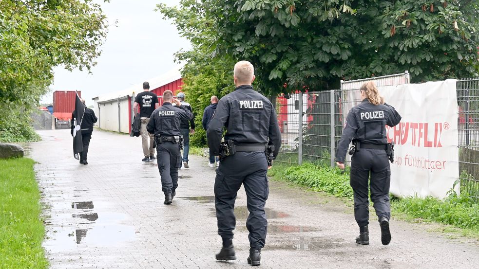 Einige Polizeibeamte folgten den Demonstranten, die sich mit ihrer Anti-Nazi-Fahne auf das Veranstaltungsgelände gewagt hatten. Die Polizei forderte sie auf, den Hof zu verlassen. Foto: Kim Hüsing